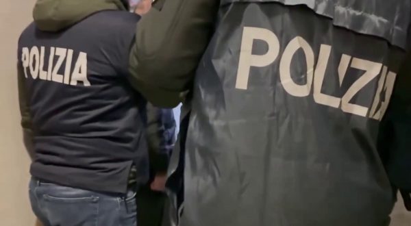 Napoli, blitz a Scampia contro la camorra: 15 arresti