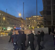 A Roma i funerali di Antonio Zichichi, le immagini dell'uscita del feretro