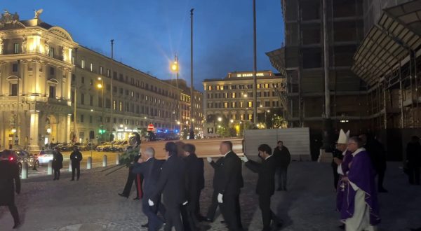 A Roma i funerali di Antonio Zichichi, le immagini dell’uscita del feretro