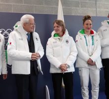 Mattarella riceve la giacca ufficiale dell'Italia Team al Villaggio olimpico