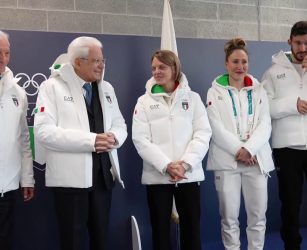 Mattarella riceve la giacca ufficiale dell'Italia Team al Villaggio olimpico