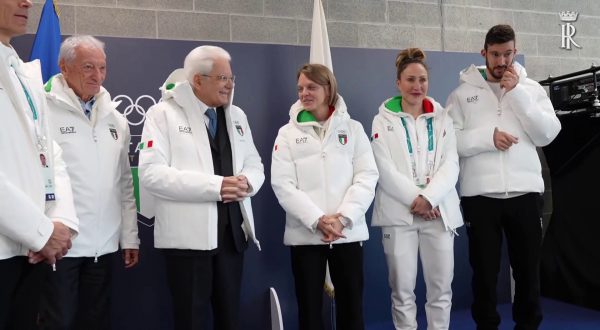 Mattarella riceve la giacca ufficiale dell’Italia Team al Villaggio olimpico
