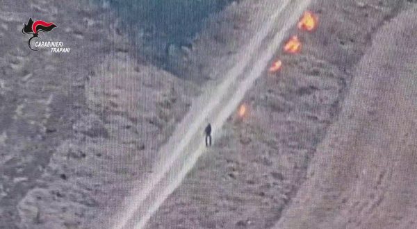 Incendio nel trapanese, autore del rogo ripreso mentre appicca il fuoco