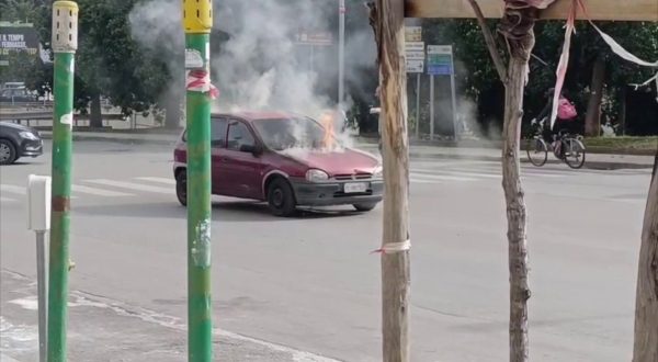 Auto si incendia nel traffico di Palermo, le immagini