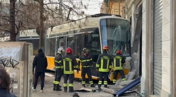 Tram deraglia a Milano e si schianta contro un palazzo, le immagini