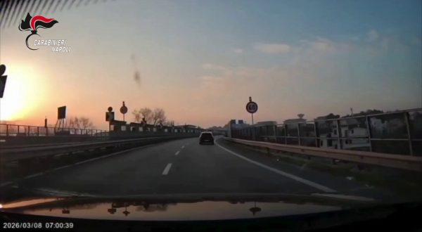 Nel Napoletano due giovani in fuga a 200km/h, avevano della droga: arrestati