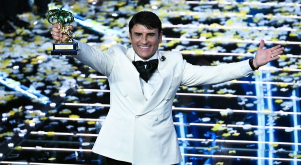 Sanremo, vince Sal Da Vinci. Passaggio di testimone Conti-De Martino