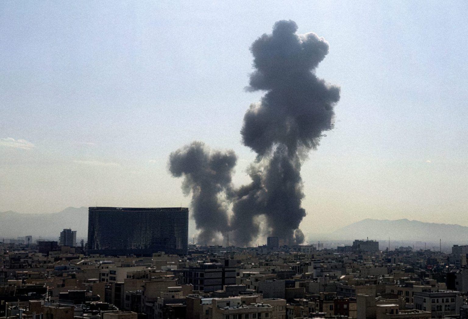 Nuovi raid su Teheran, missile iraniano colpisce Israele