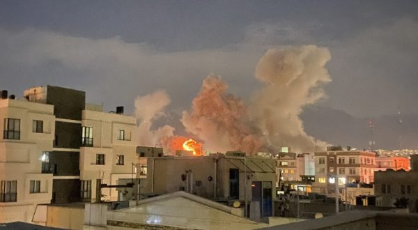 Esercito israeliano “Colpiti centri di comando a Teheran”