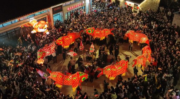 Cina, Anhui ospita la tradizionale parata di lanterne a forma di pesce
