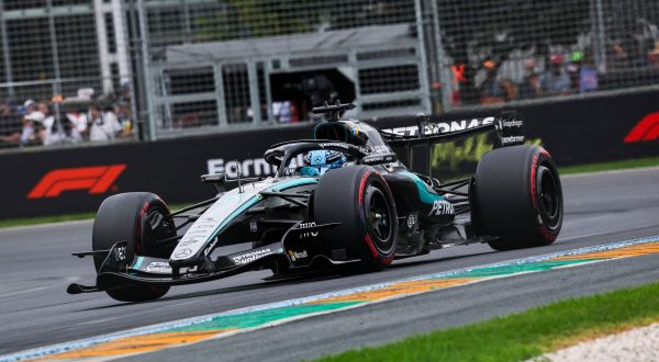 Russell in pole a Melbourne, Leclerc in seconda fila, male Verstappen