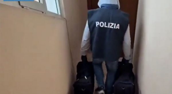 Nascondeva 65 kg droga in casa, 35enne romana tradita da passeggiate con il cane