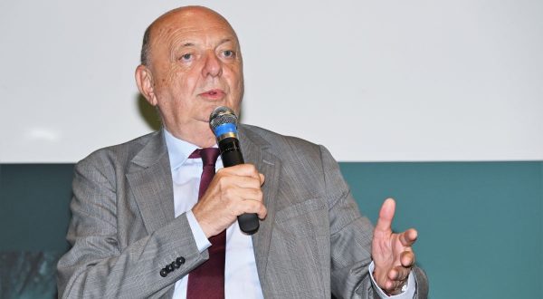 L’Italia aderisce al rilascio coordinato di scorte petrolifere dell’AIE