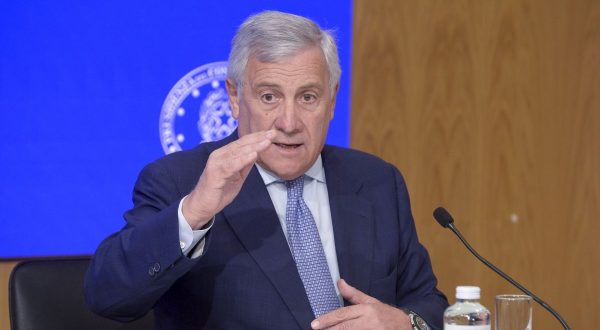 Iran, Tajani “Nessuna trattativa per passaggio navi italiane in Stretto Hormuz”