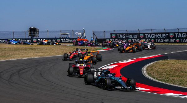 Russell vince la sprint race in Cina davanti a Leclerc e Hamilton