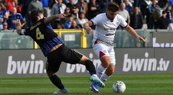 Il Pisa in dieci piega 3-1 il Cagliari, doppietta di Caracciolo