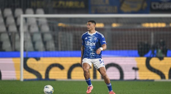 Il Como ribalta la Roma, vince 2-1 e vola da solo al quarto posto