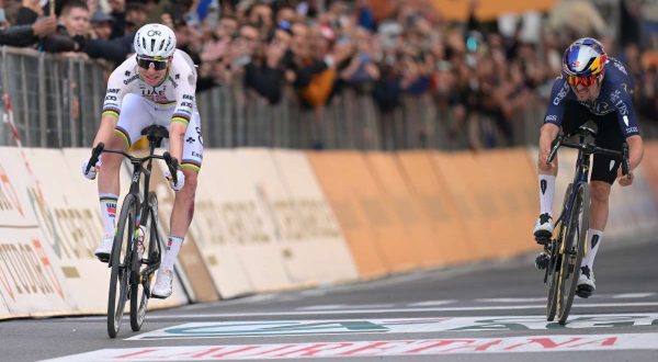 Pogacar cade e trionfa, sua per la prima volta la Milano-Sanremo