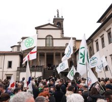 A Pontida l&rsquo;ultimo saluto dei militanti leghisti a Bossi