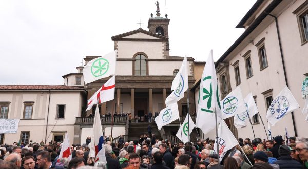 A Pontida l’ultimo saluto dei militanti leghisti a Bossi