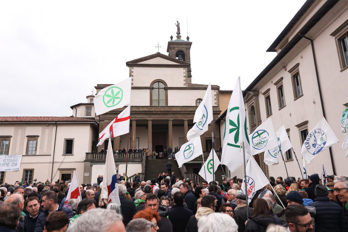 A Pontida l&rsquo;ultimo saluto dei militanti leghisti a Bossi