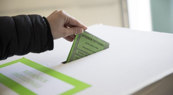 Referendum, alle 12 l’affluenza sfiora il 15%
