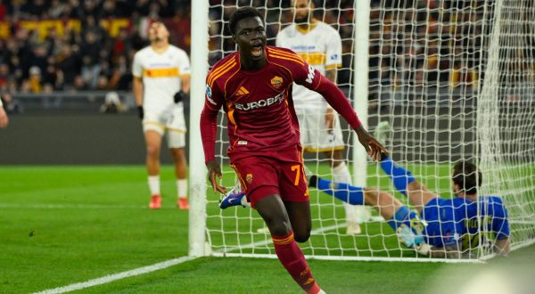 Una rete di Vaz piega il Lecce, la Roma vince 1-0 e aggancia la Juve