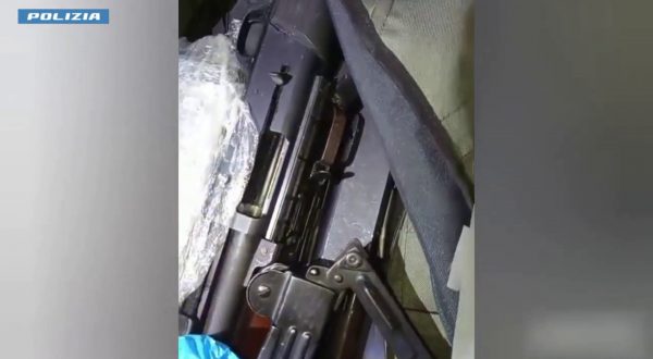 A Torino sequestrati ad un 49enne droga, mitragliatori, fucili e pistole