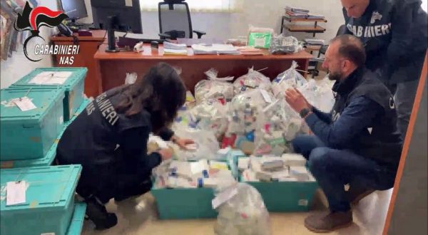 Scoperta farmacia abusiva in casa a Foggia, sequestro di medicinali e 2 indagati