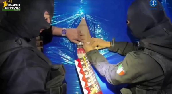 Smantellata fabbrica clandestina sigarette, maxi sequestro tra Sicilia e Veneto