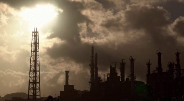 La guerra in Iran spinge il prezzo di gas e petrolio