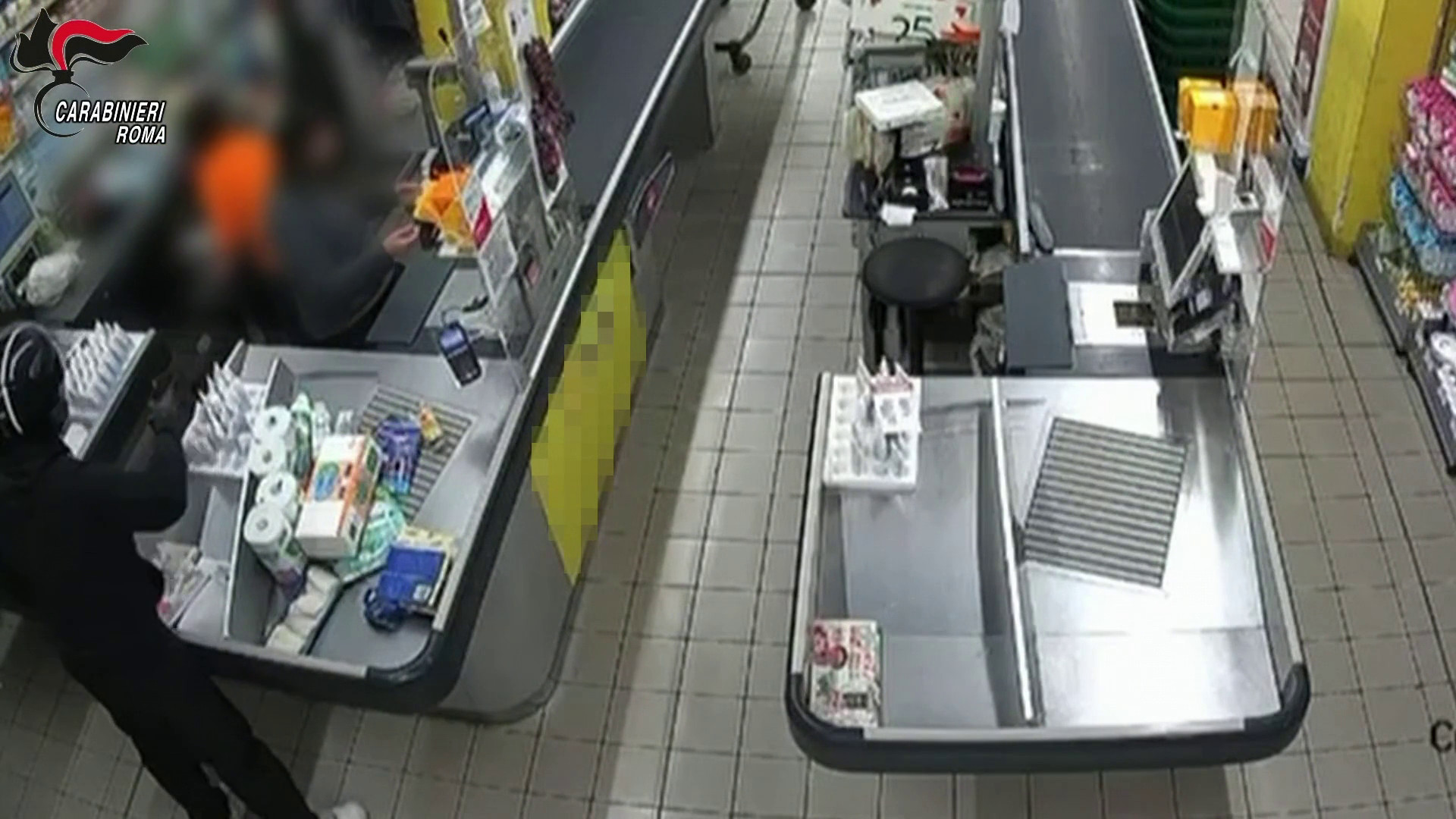 Rapina a mano armata in un supermercato, due arresti a Roma