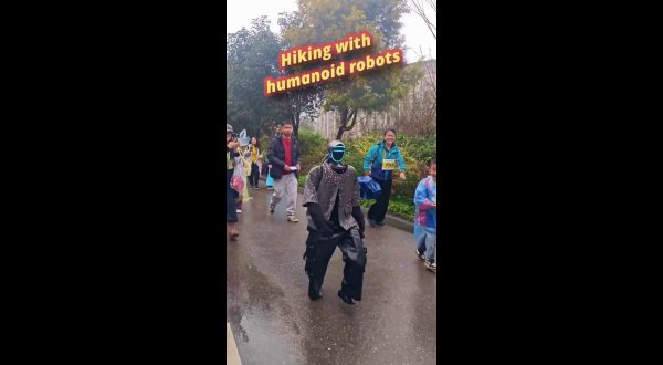 Cina, robot umanoidi partecipano a un’escursione a Guilin