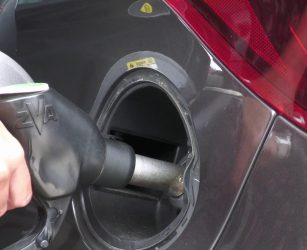 Carburanti, il governo taglia le accise