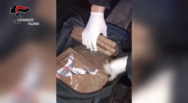 A Palermo arrestati due corrieri della droga, sequestrati hashish e armi