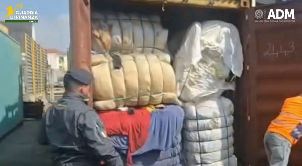 Sequestrati al porto di Napoli 130kg di rifiuti tessili
