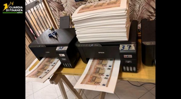 Stamperia clandestina nel Napoletano, sequestrati 2,8 milioni di euro falsi