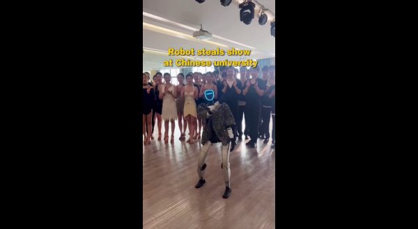 Un robot balla con gli studenti in un’università cinese