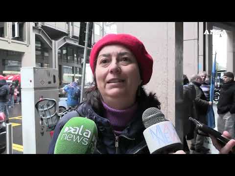 Hoepli, flash mob dei dipendenti contro chiusura: "Milano, che citta' vuoi essere?" #ansa  #news