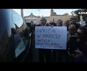 Enrica Bonaccorti, bagno di folla ai funerali a Roma #ansa  #news