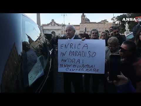 Enrica Bonaccorti, bagno di folla ai funerali a Roma #ansa  #news