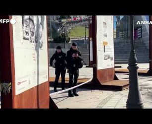 Ucraina, frammenti di drone russo su piazza Maidan a Kiev #ansa #news #mondo