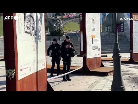 Ucraina, frammenti di drone russo su piazza Maidan a Kiev #ansa #news #mondo