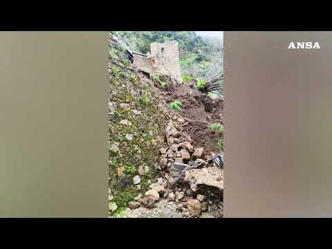 Frana su abitazione ed auto, soccorritori al lavoro per scongiurare vittime#ansa #news