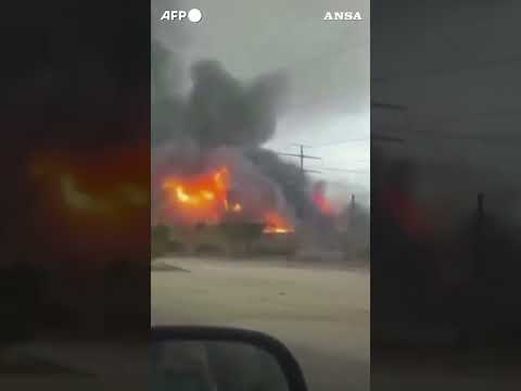 Attacco Usa-Israele, a fuoco raffineria di greggio in Iran #ansa #news