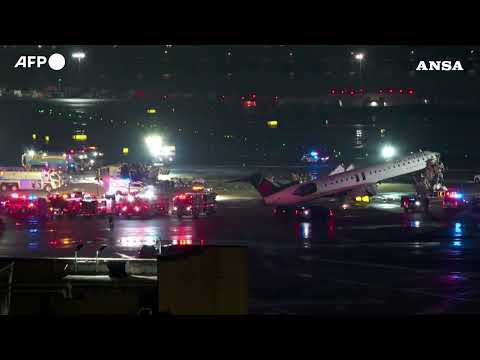 Incidente al LaGuardia di New York, aereo contro un camion dei pompieri: “due morti” #ansa #news