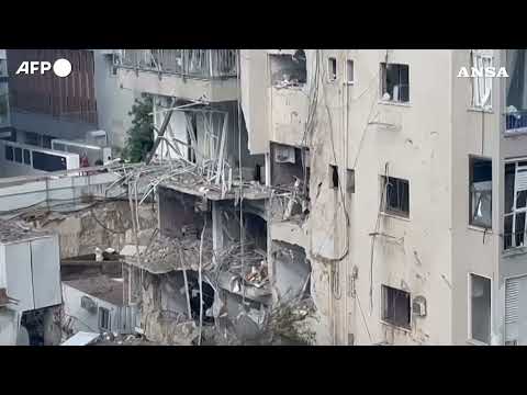 Tel Aviv, missile iraniano colpisce un edificio: quattro feriti #ansa #news