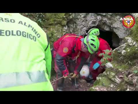 Soccorsa una speleologa infortunata a 100 metri di profondita’ nello Spoletino #ansa #news