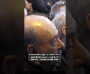 Roma, lacrime e "Maracaibo" al funerale di David Riondino #ansa #news