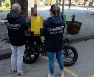 Rider pagati 3 euro a consegna, 4 indagati per caporalato a Messina